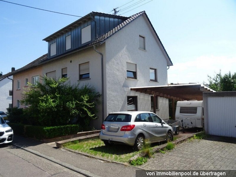 Zweifamilienhaus mit Carport und angrenzender Landwirtschaftsfläche